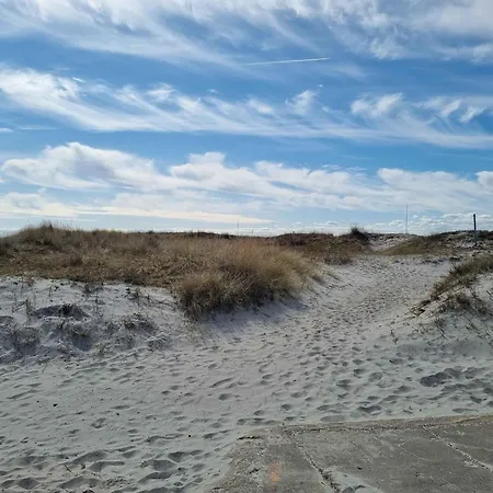 Enjoy The Charming Townhouse Close To The 别墅