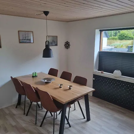 Enjoy The Charming Townhouse Close To The 别墅