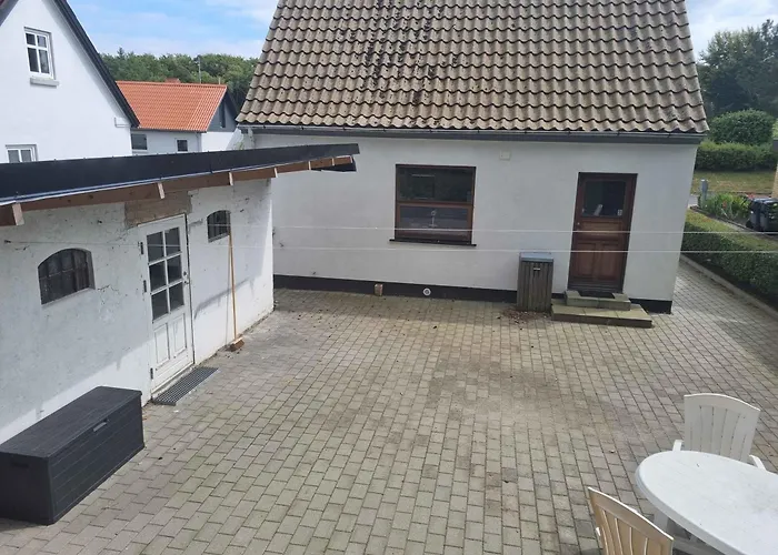 Enjoy The Charming Townhouse Close To The 别墅