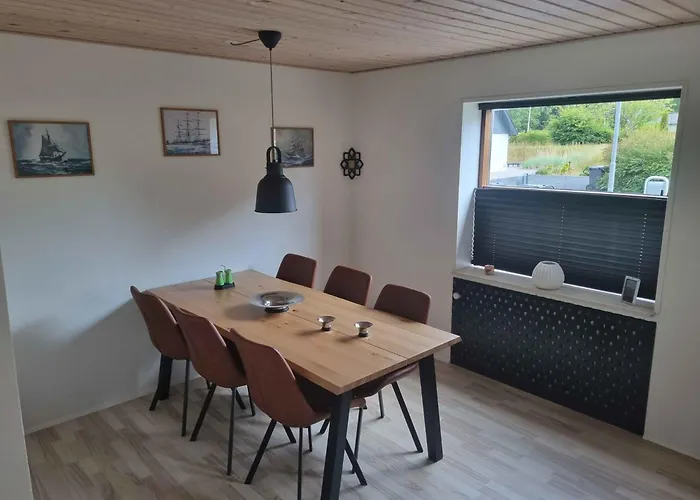 Enjoy The Charming Townhouse Close To The 别墅