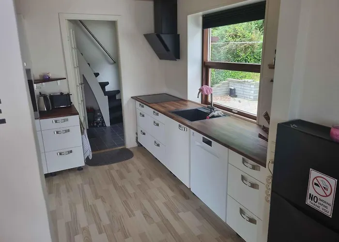 Enjoy The Charming Townhouse Close To The 别墅